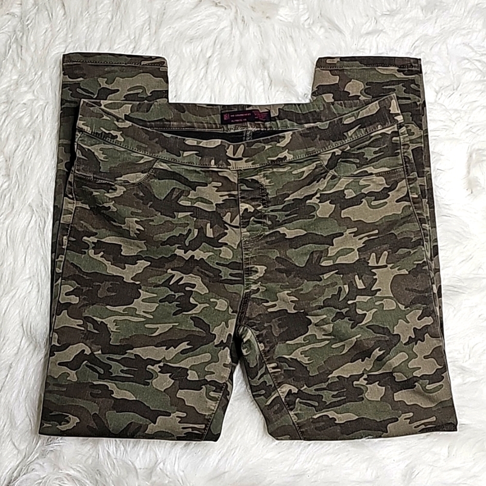NO BOUNDARIES Camo Stretch Leggings